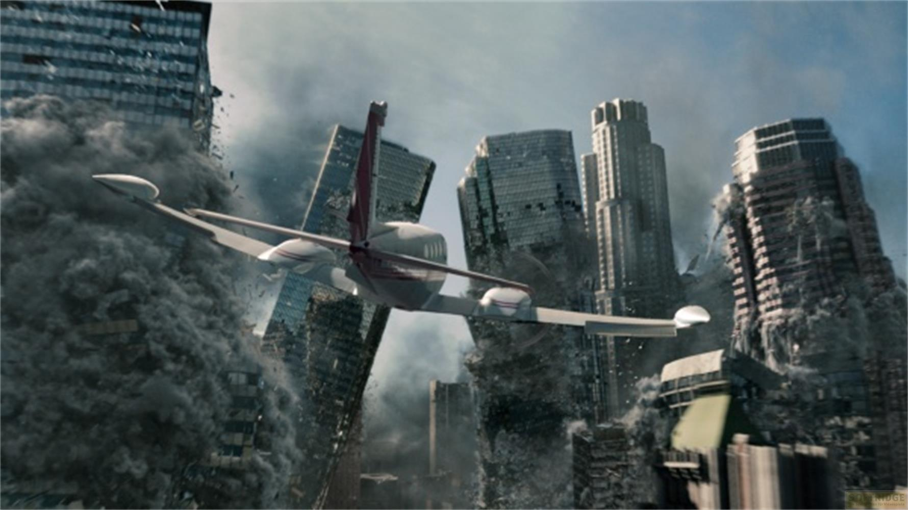 Un avion survole une ville détruite avec des bâtiments en feu.