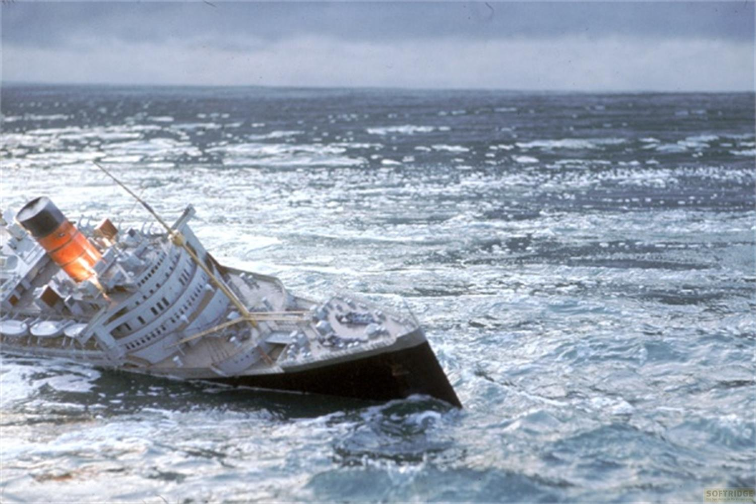 Una nave che affonda con un fumaiolo fumante in acqua gelida.