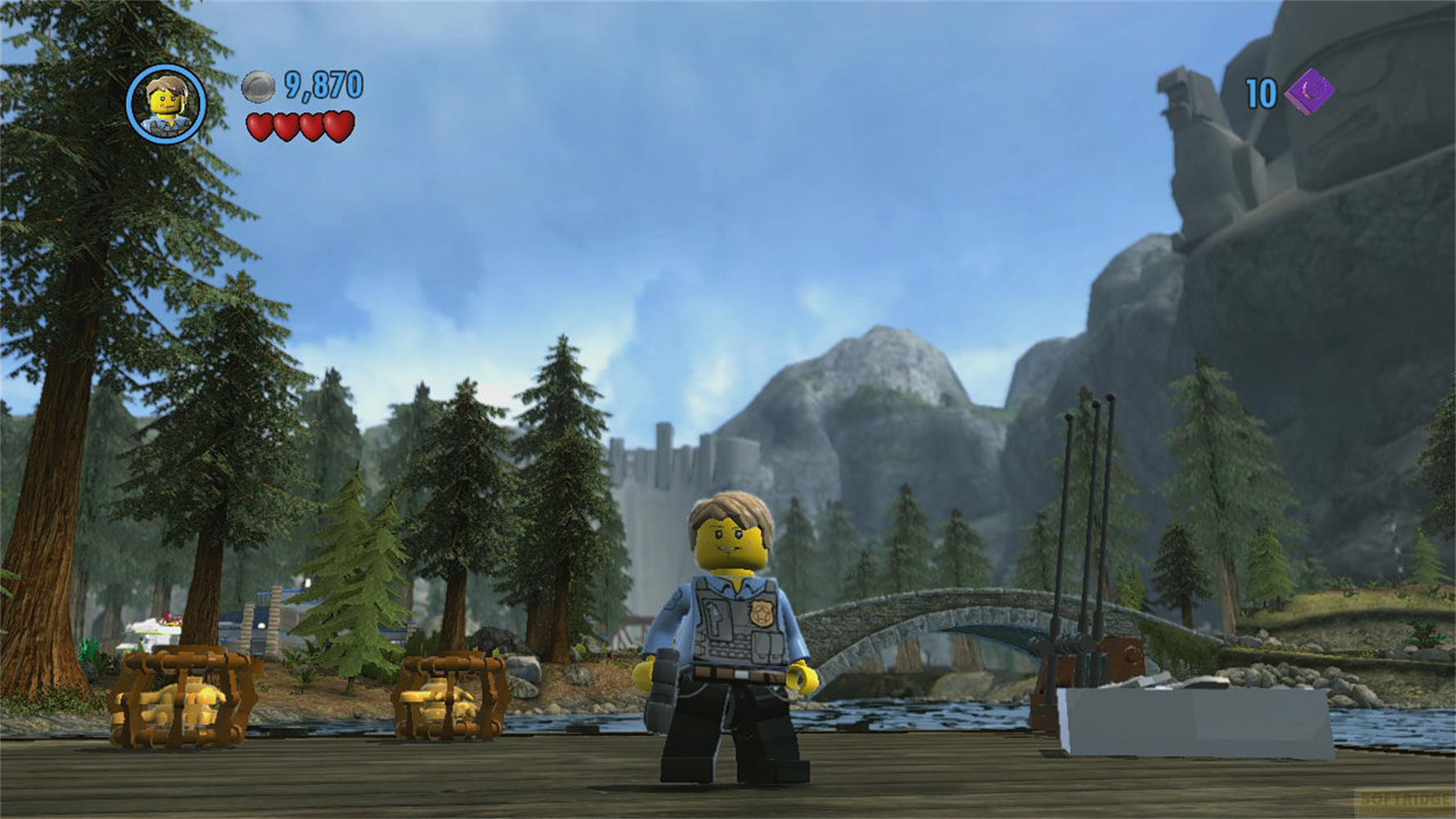 Un policier Lego se tient sur une jetée en bois avec des arbres et des montagnes en arrière-plan.