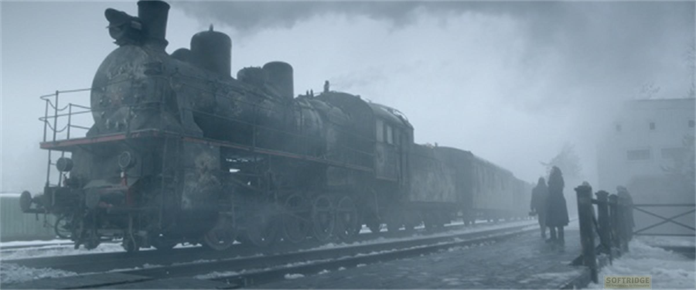 Una vecchia locomotiva a vapore viaggia in un clima invernale nebbioso. Diverse persone sono sulla banchina.