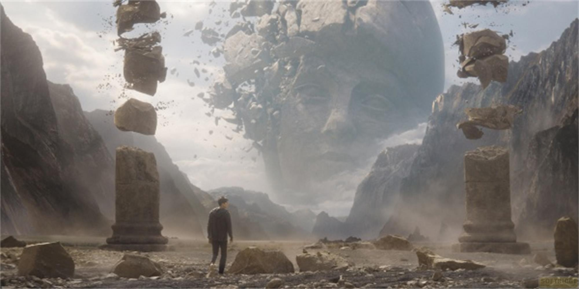 Un uomo davanti a colonne fatiscenti e una testa gigante di pietra.