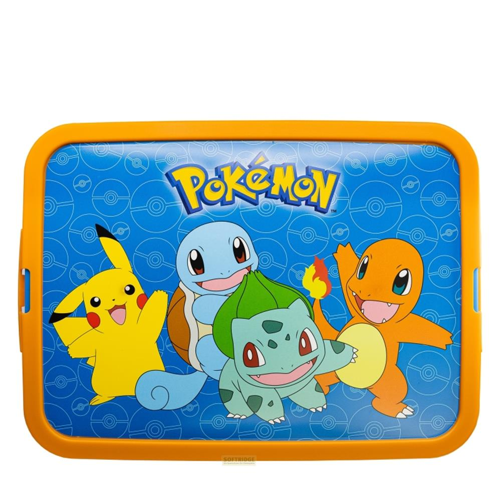 Pikachu, Charmander, Bulbasaur e Squirtle su un vassoio blu Pokémon.