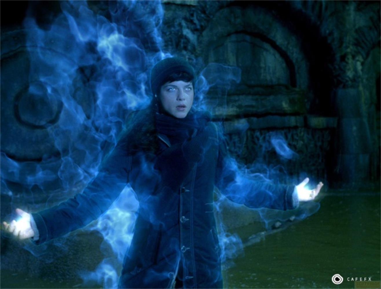 Une femme avec une énergie bleue l'entourant, tendant les mains.