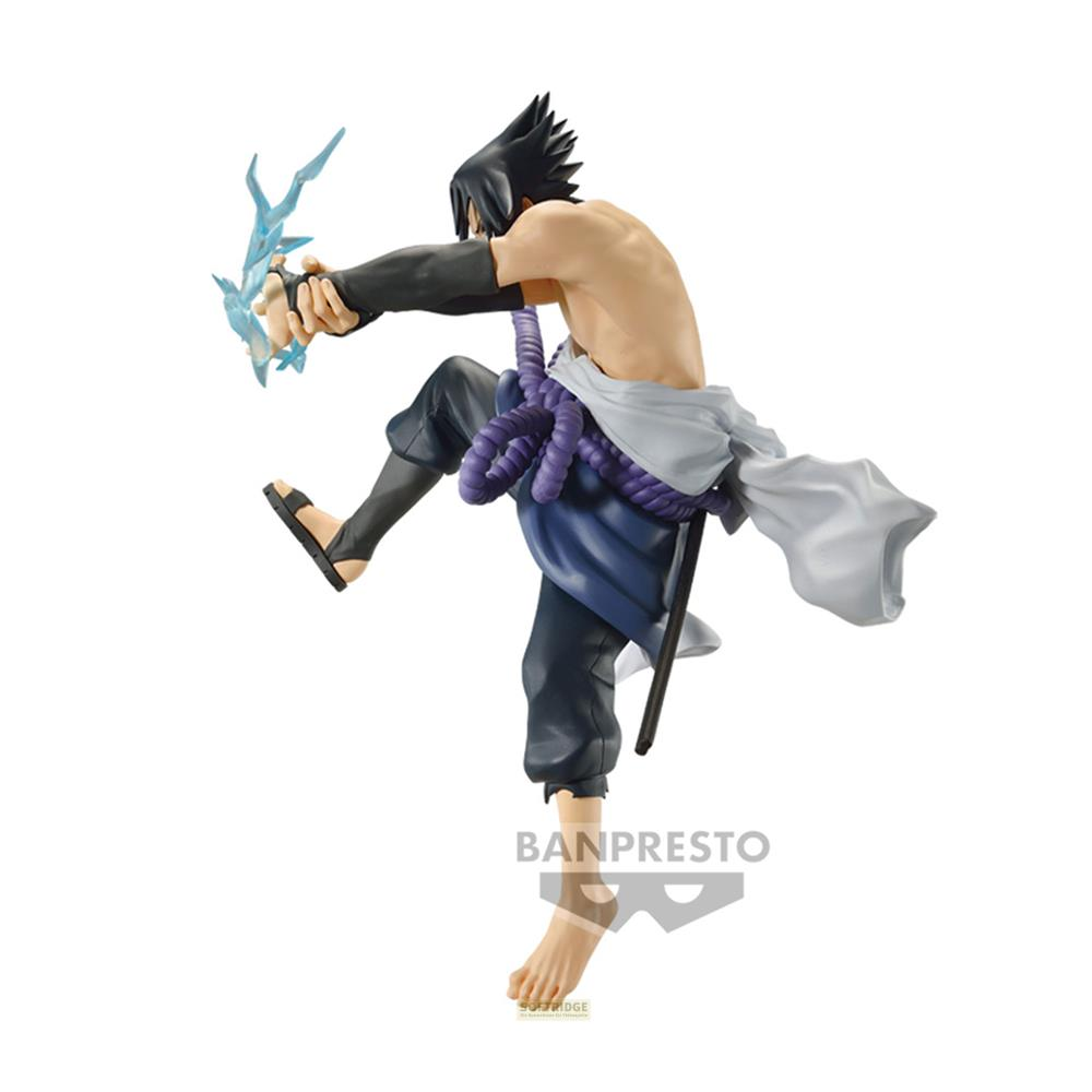 Figura de Sasuke en el aire, rayos azules en mano, con atuendo blanco y azul.
