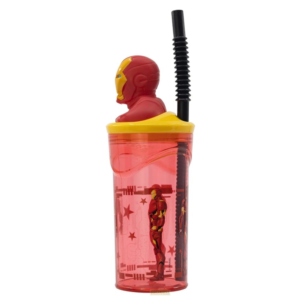 Un vaso rojo con diseño de Iron Man, tapa amarilla y pajita negra.