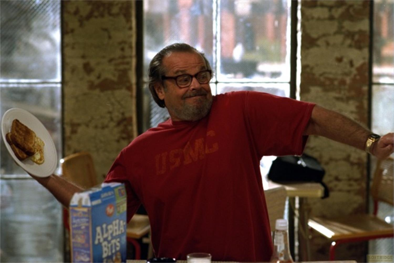 Homme en t-shirt rouge USMC et lunettes tient une assiette de toasts et œufs.