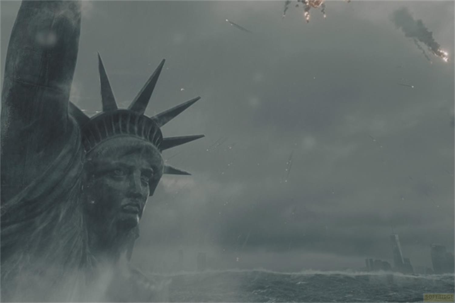 Statua della Libertà in tempesta, con esplosioni nel cielo e mare mosso.