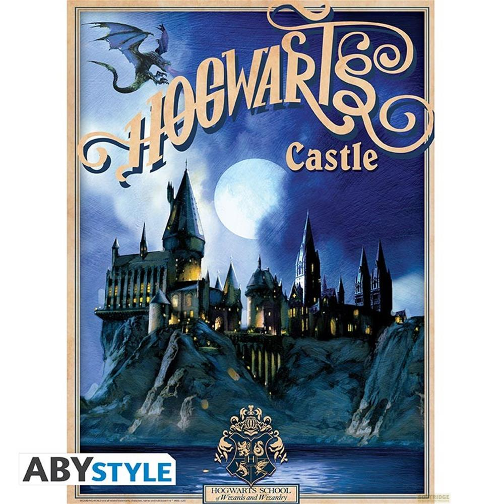Hogwarts Schloss bei Nacht mit einem Drachen über dem Mond.