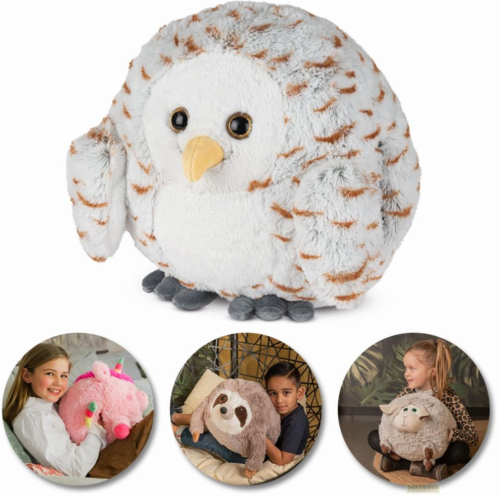 Ein flauschiges Spielzeug-Eulen-Plüschtier mit braunen Flecken und drei kleineren Kreisen mit Kindern.
