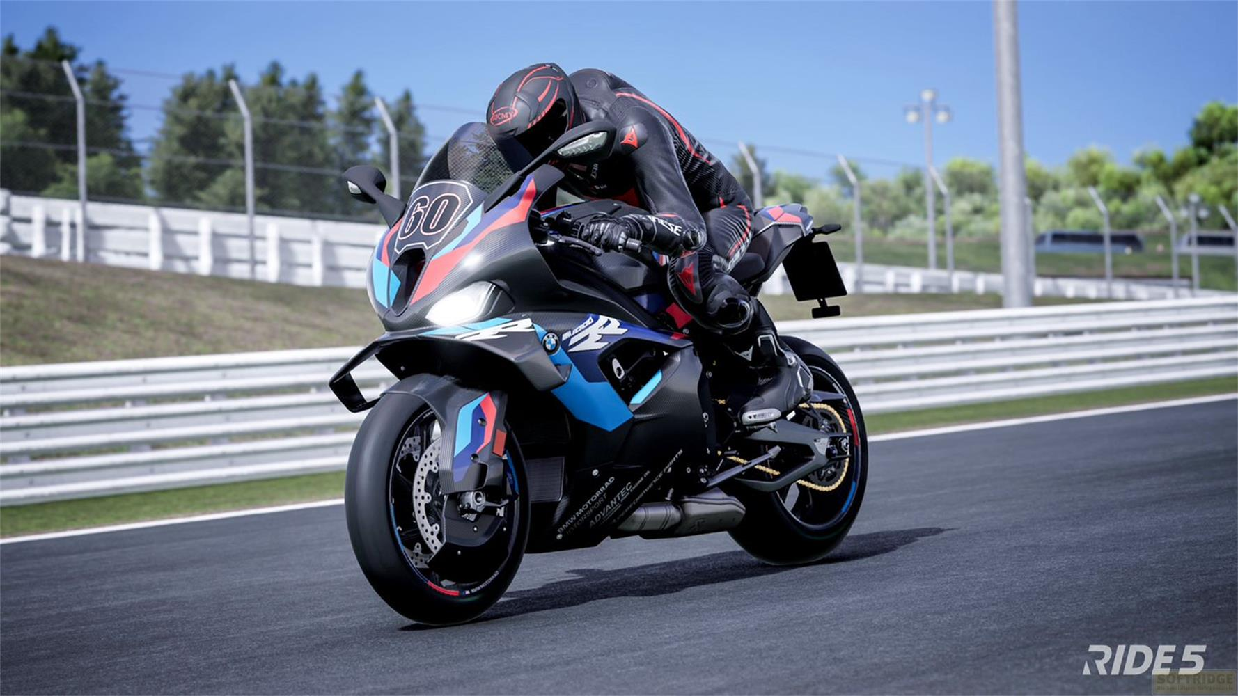 Motorradfahrer in Schwarz-Rot auf BMW-Rennstreckenmotorrad auf Asphalt.