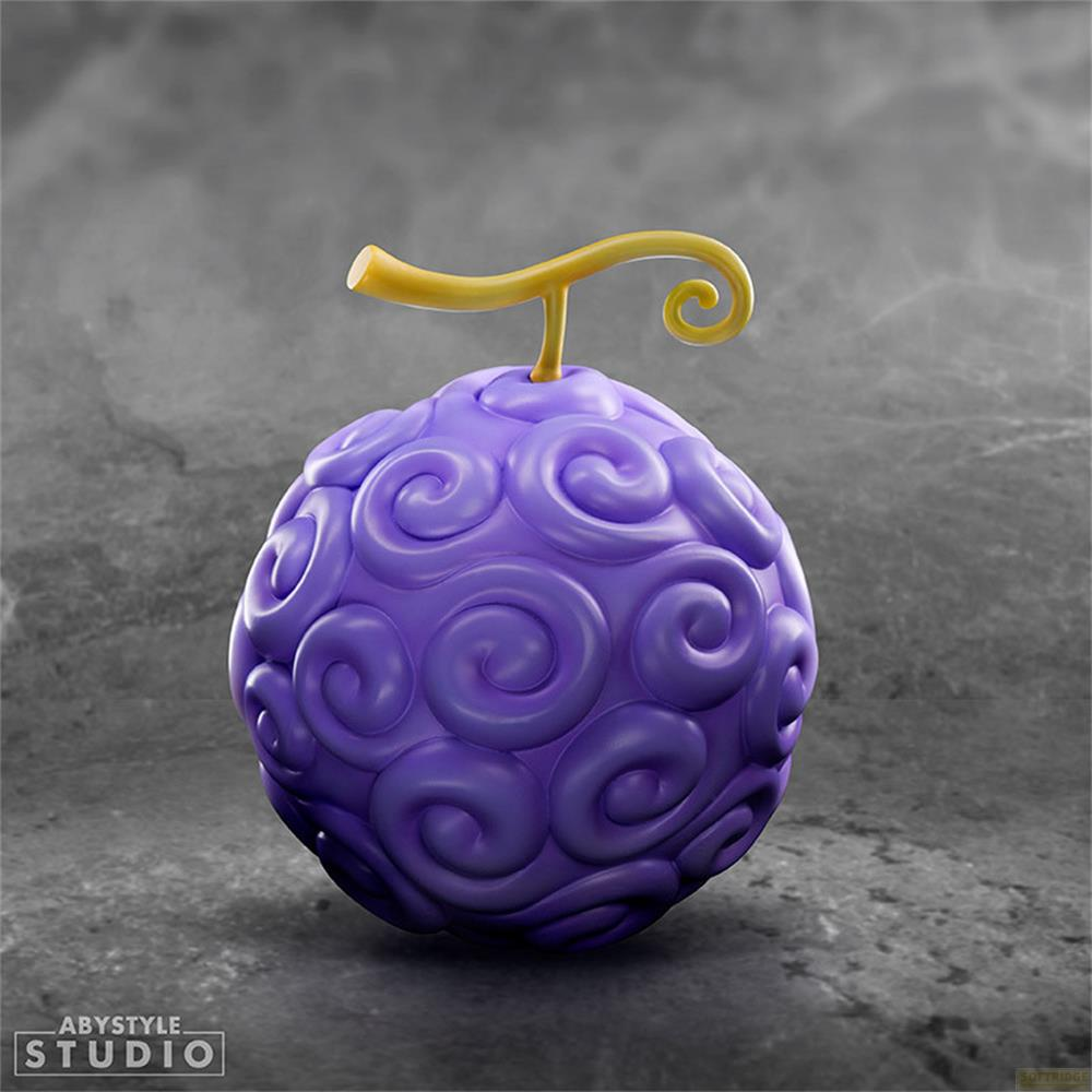 Eine lila Teufelsfrucht mit gelbem Stiel und spiralförmigem Muster auf grauem Hintergrund.