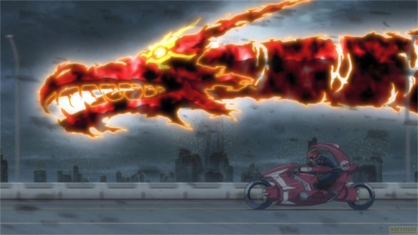 Ein Fahrer auf einem roten Motorrad fährt auf einer Straße mit einem feurigen Drachen am Himmel.