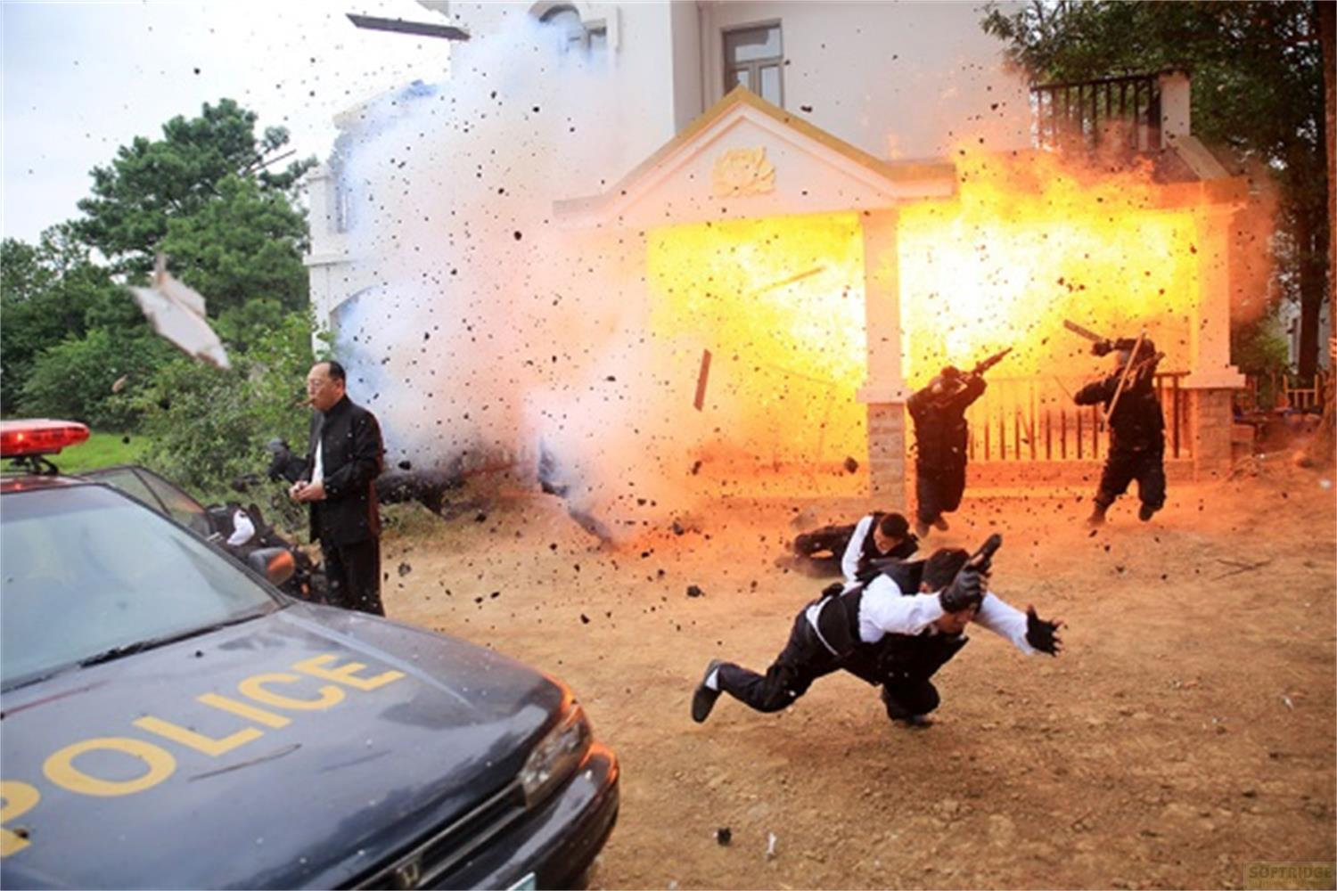 Explosion devant une maison, policiers se battant, homme fumant la pipe.