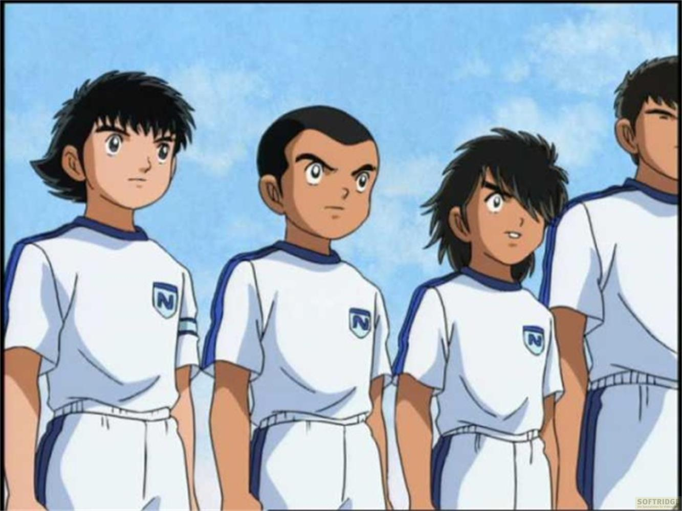 Quattro ragazzi anime in maglie bianche con finiture blu stanno fianco a fianco.