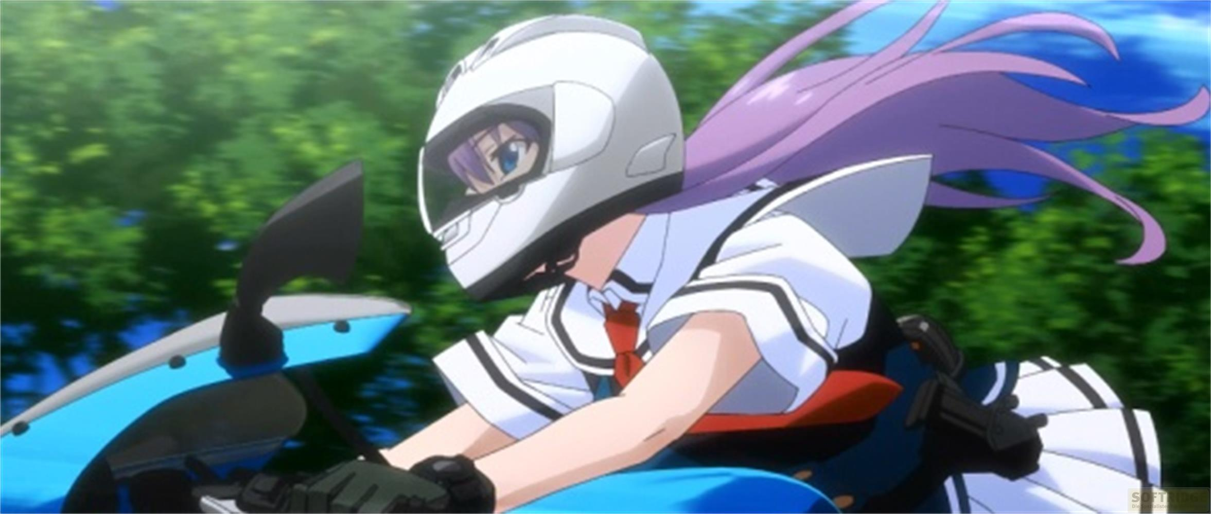 Ragazza anime con capelli viola guida moto, con casco e uniforme scolastica.