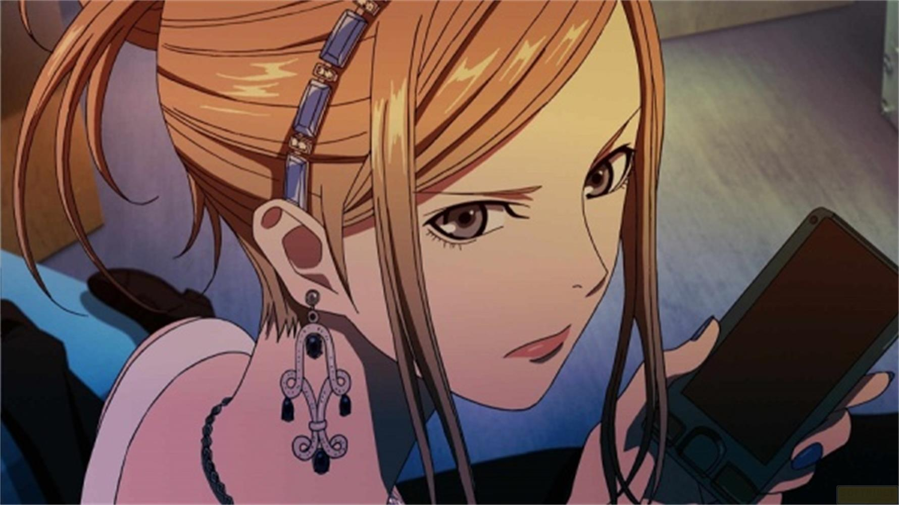 Donna anime con capelli biondi tiene un cellulare, indossa un orecchino vistoso.