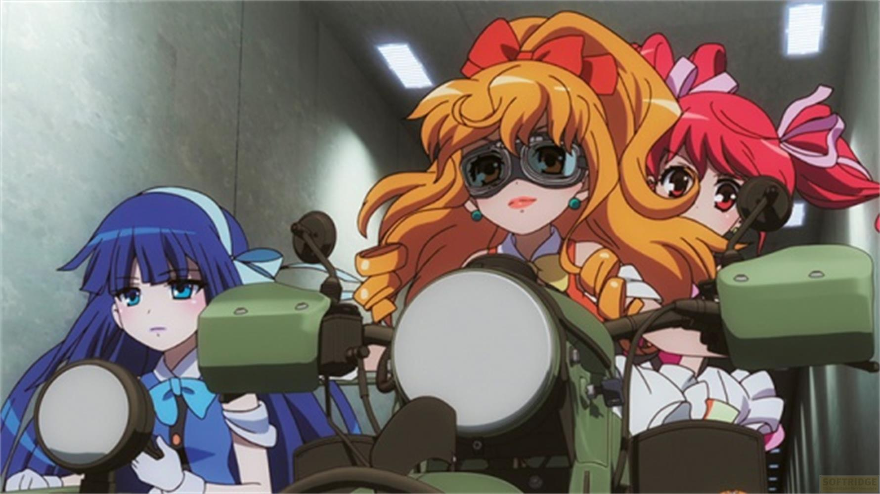 Tre ragazze anime su una moto; una con capelli blu, una con capelli arancioni e occhiali, una con capelli rossi.