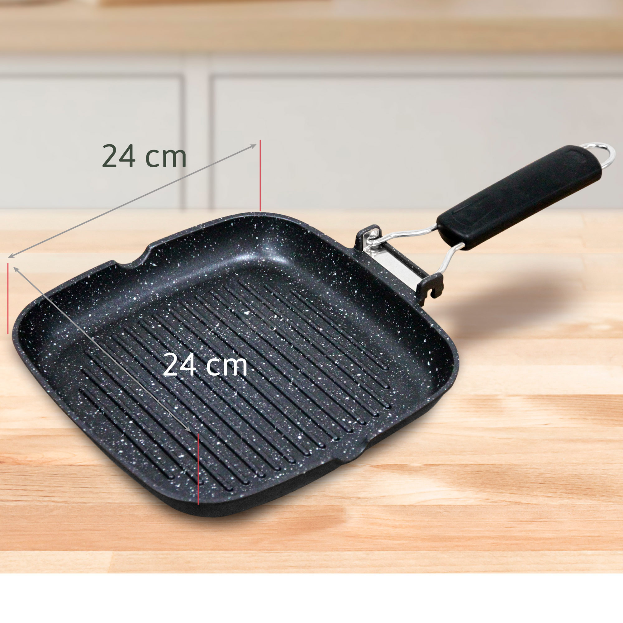 Una sartén grill cuadrada de 24 cm con mango negro descansa sobre una mesa de madera.