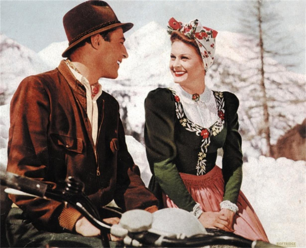 Mann in brauner Jacke und Hut, Frau in Tracht mit Blumenmuster, Winterlandschaft.