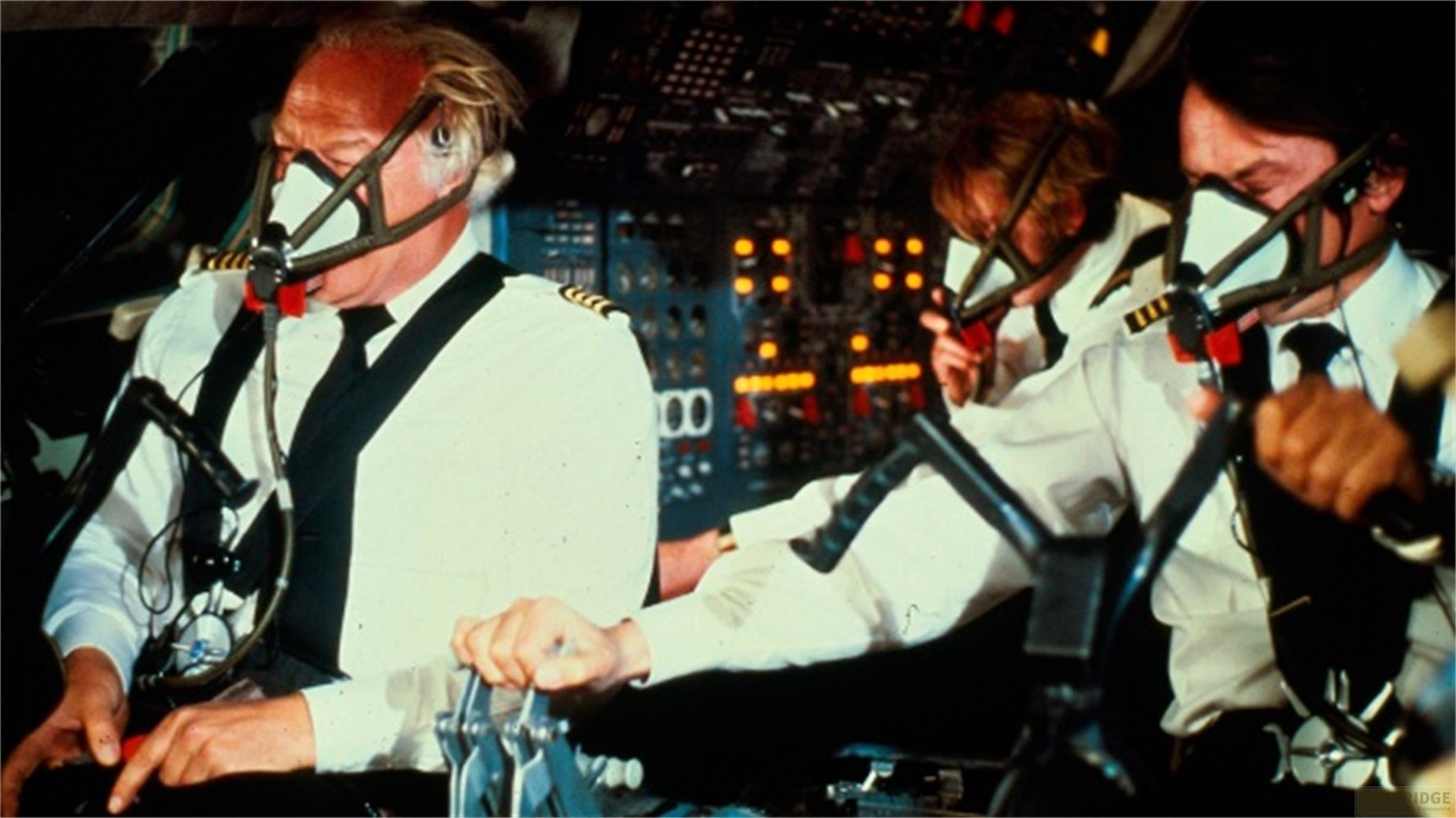 Tre piloti con maschere d'ossigeno nella cabina di un aereo.