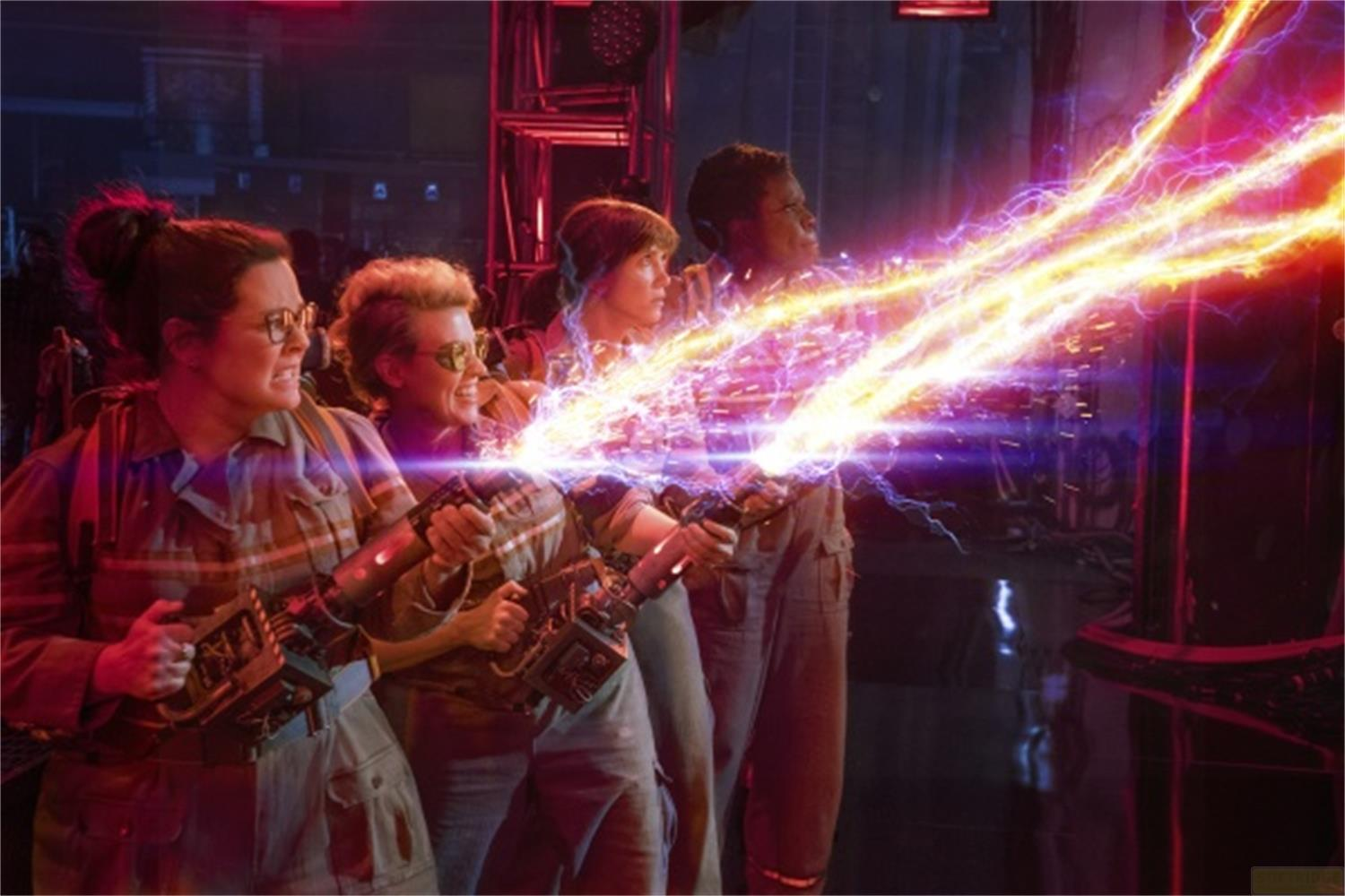 Quattro donne sparano pacchi protonici, creando flussi di energia luminosi.