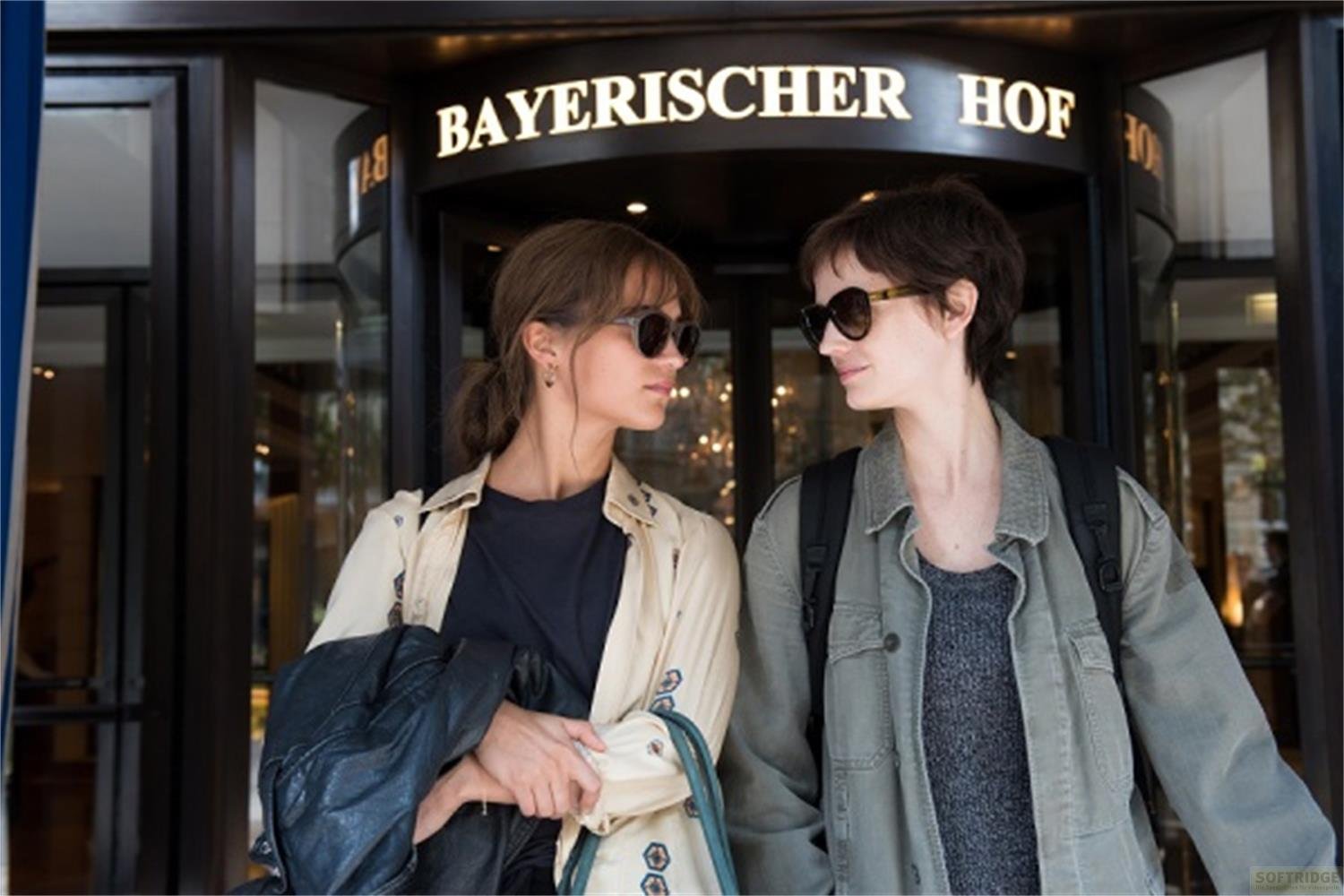 Due donne si trovano davanti all'Hotel Bayerischer Hof.
