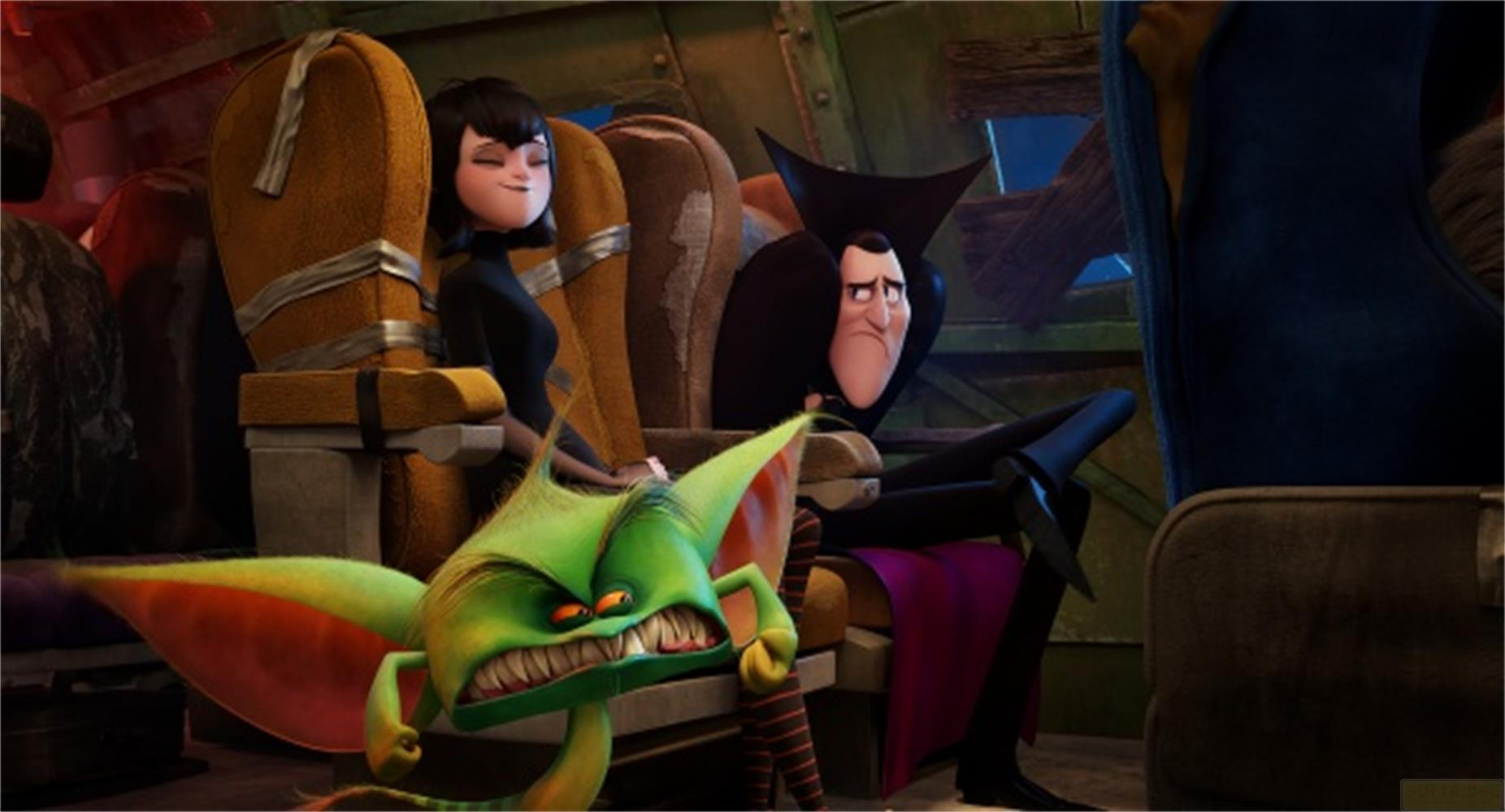 Un monstre vert est assis sur un siège, Mavis et Dracula sont derrière.