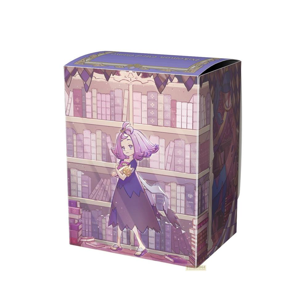Eine lilahaarige Figur in einem lilafarbenen Kleid steht vor einem Bücherregal.