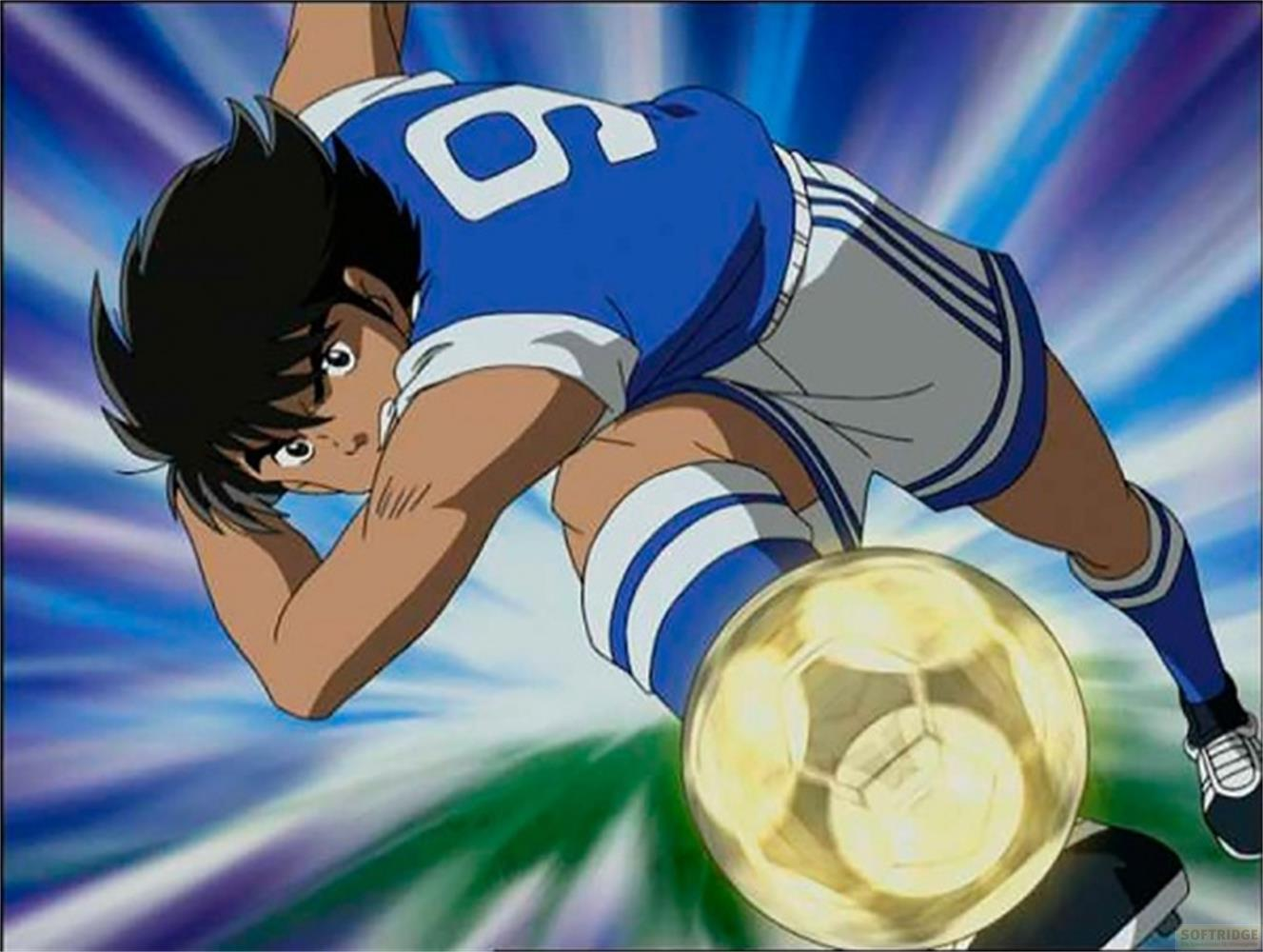 Un calciatore anime in maglia blu calcia un pallone dorato.