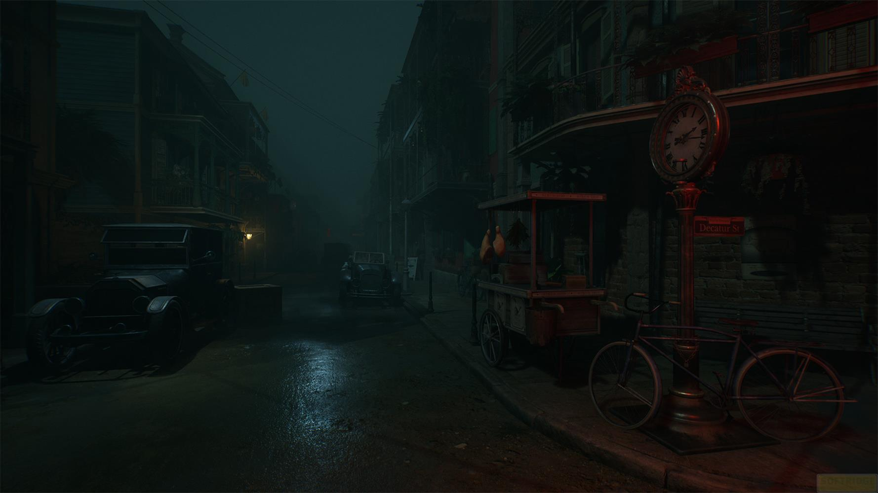 Una strada nebbiosa di notte con auto d'epoca, un carretto e un orologio.