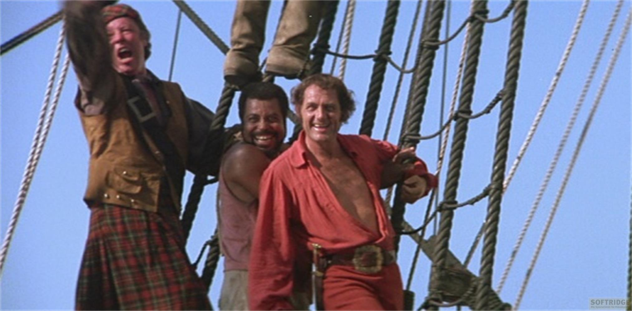 Trois hommes rient sur un bateau, entourés de cordes et de ciel bleu.