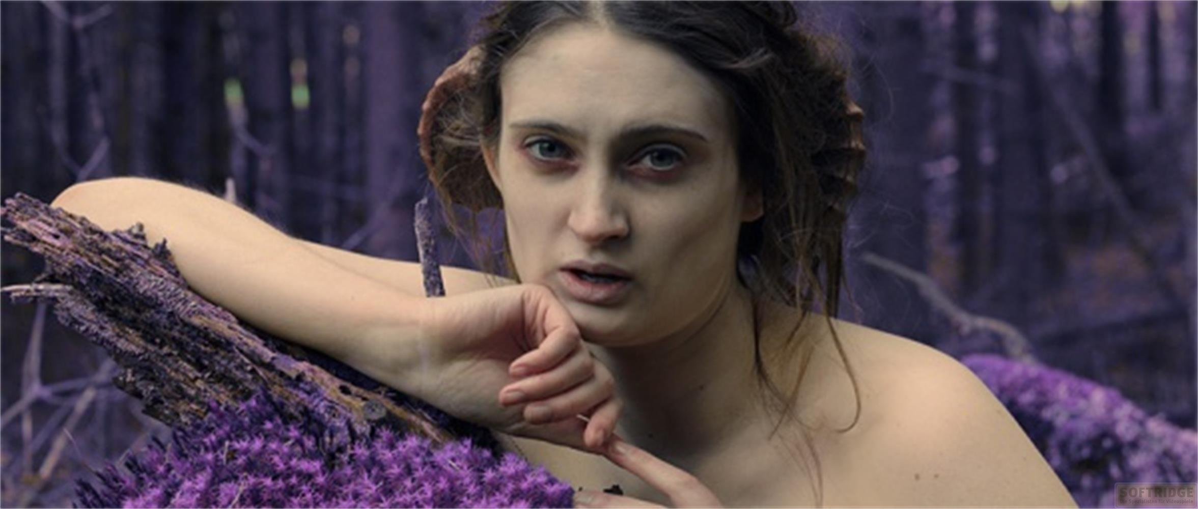 Una donna con le corna riposa su un ramo in una foresta viola.