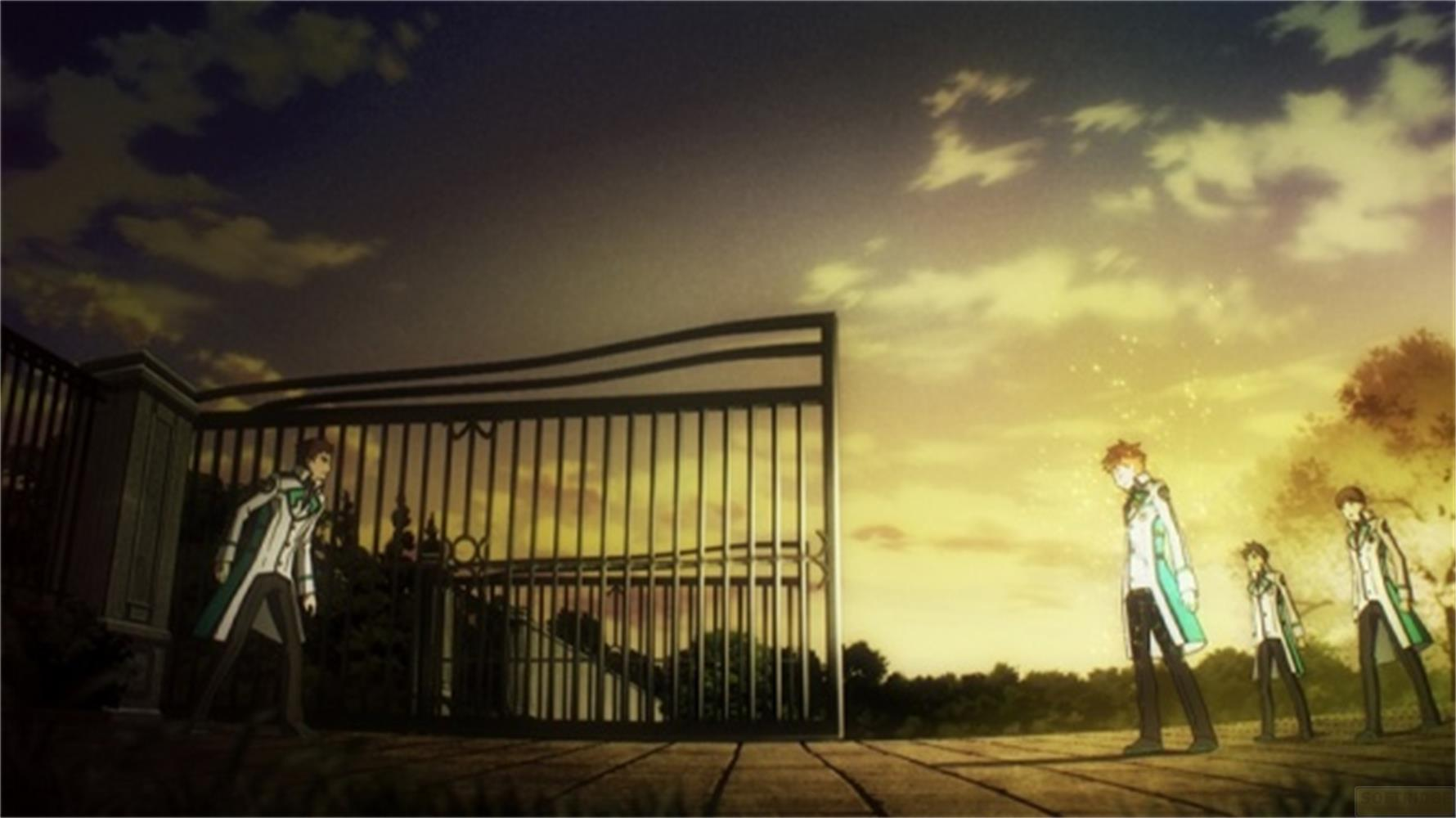 Quatre personnages d'anime en manteaux blancs devant un portail au coucher du soleil.