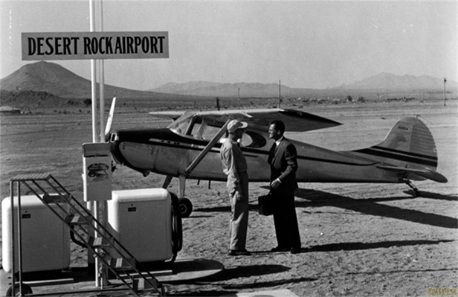 Deux hommes près d'un avion à l'aéroport Desert Rock.