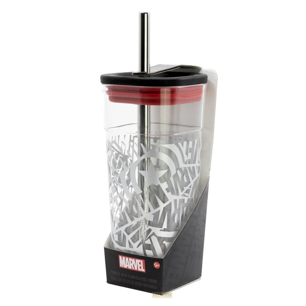 Un vaso transparente con logo de Marvel y pajita de acero inoxidable.