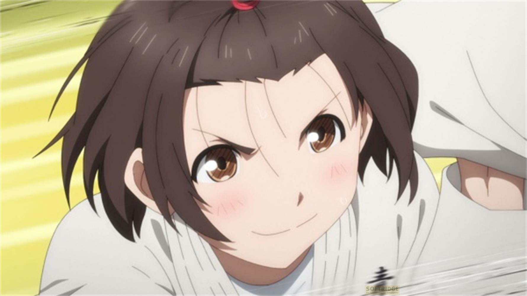 Ragazza anime con capelli castani e gi bianco indossa un elastico rosso.