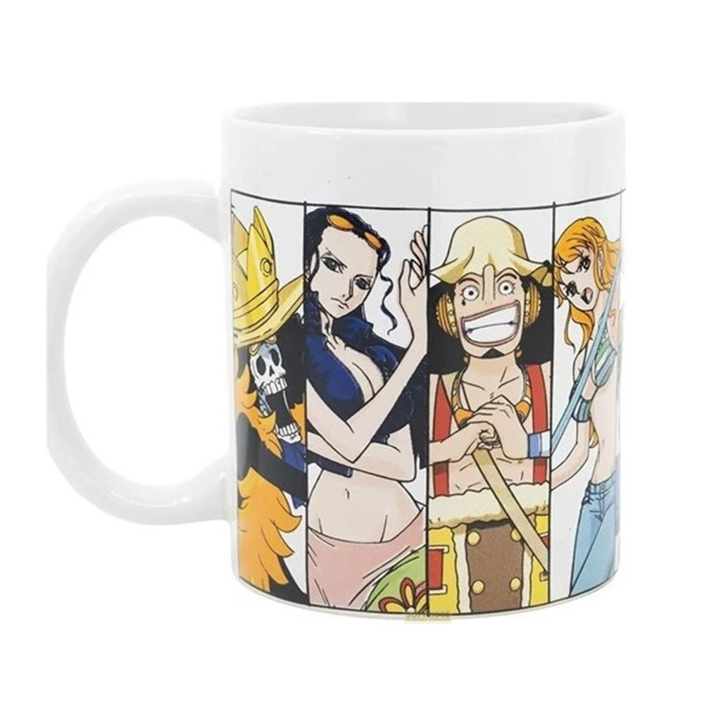 Una taza blanca con personajes de anime: Brook, Robin, Usopp y Nami.