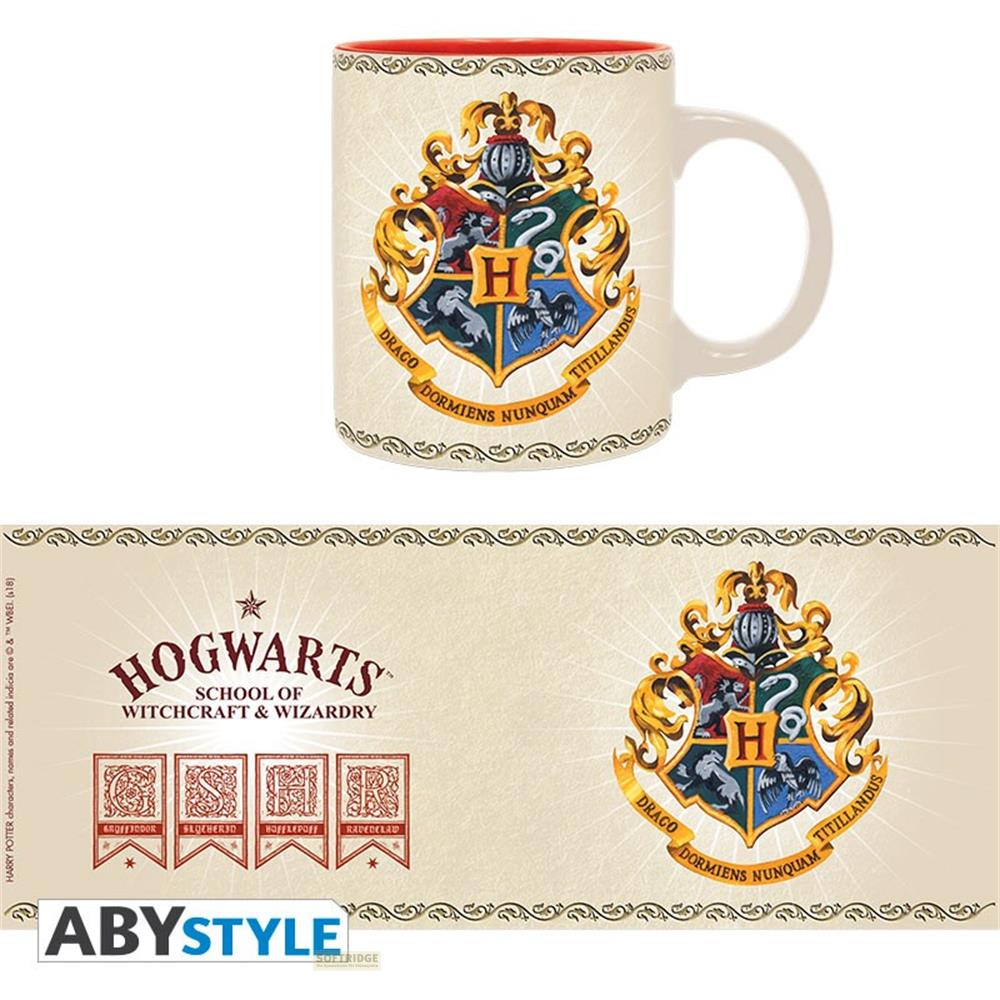 Eine Tasse und ein Banner mit dem Hogwarts-Wappen und den Hausschildern.