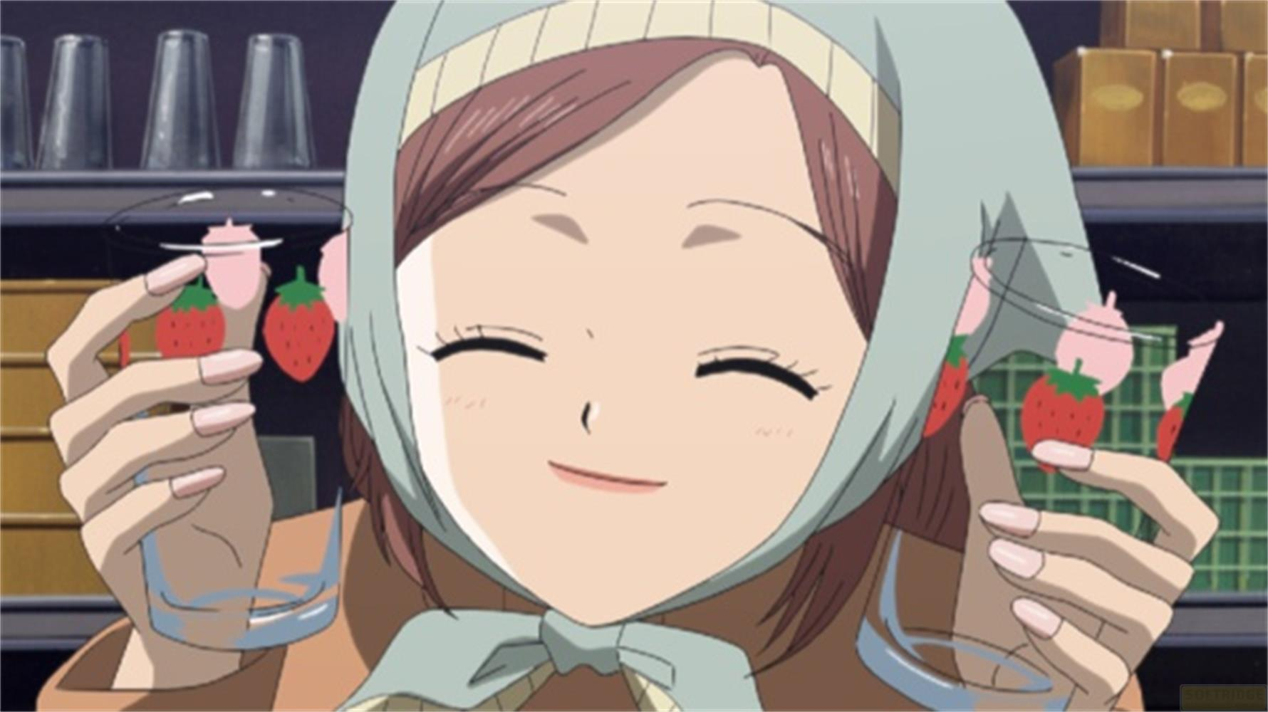 Una donna con foulard tiene bicchieri con fragole. Sorride.