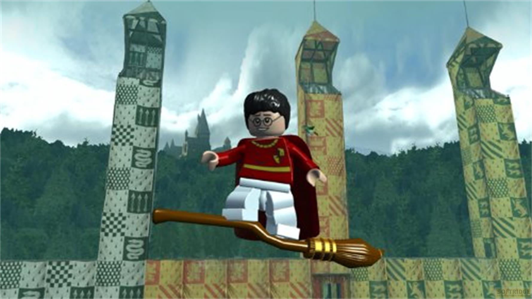 Lego Harry Potter vola su una scopa tra torri a scacchi a Hogwarts.