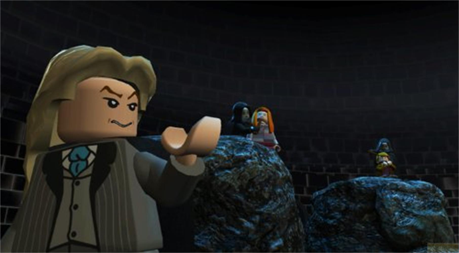 Personaggio Lego biondo su due rocce. Altre figure sullo sfondo.