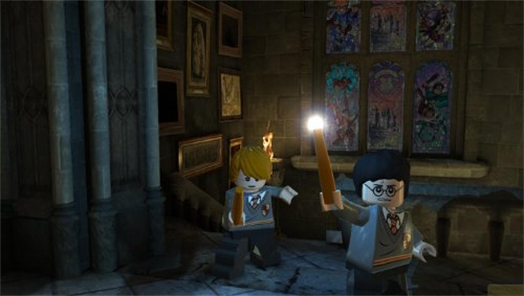 Due figure Lego nelle stanze di Hogwarts con bacchette e vetrate colorate.