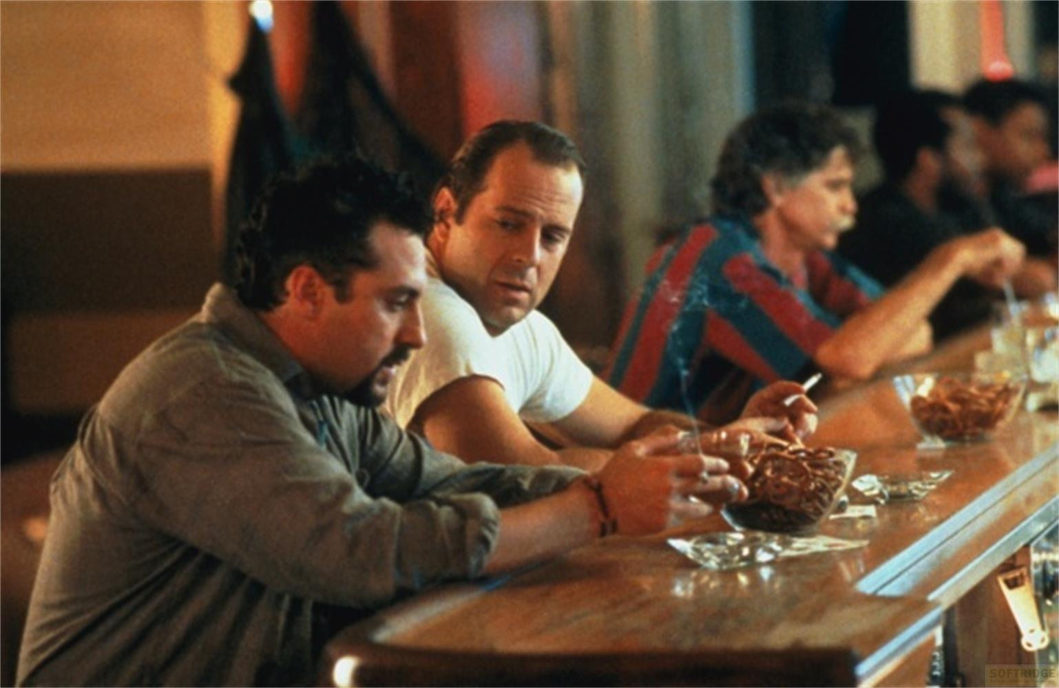 Trois hommes assis dans un bar, buvant et fumant.