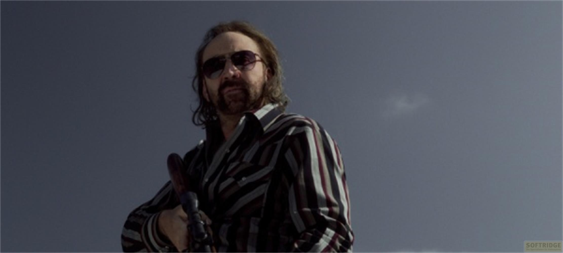 Uomo con occhiali da sole e camicia a righe tiene una pistola contro il cielo.