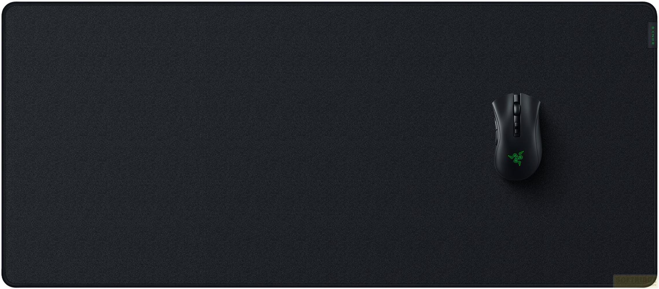 Czarna mysz na dużej czarnej podkładce pod mysz z logo Razer.