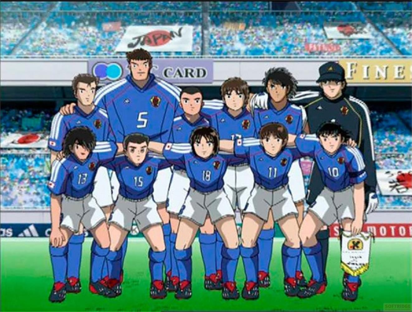 Undici giocatori di calcio in divise blu con la bandiera giapponese stanno fianco a fianco.