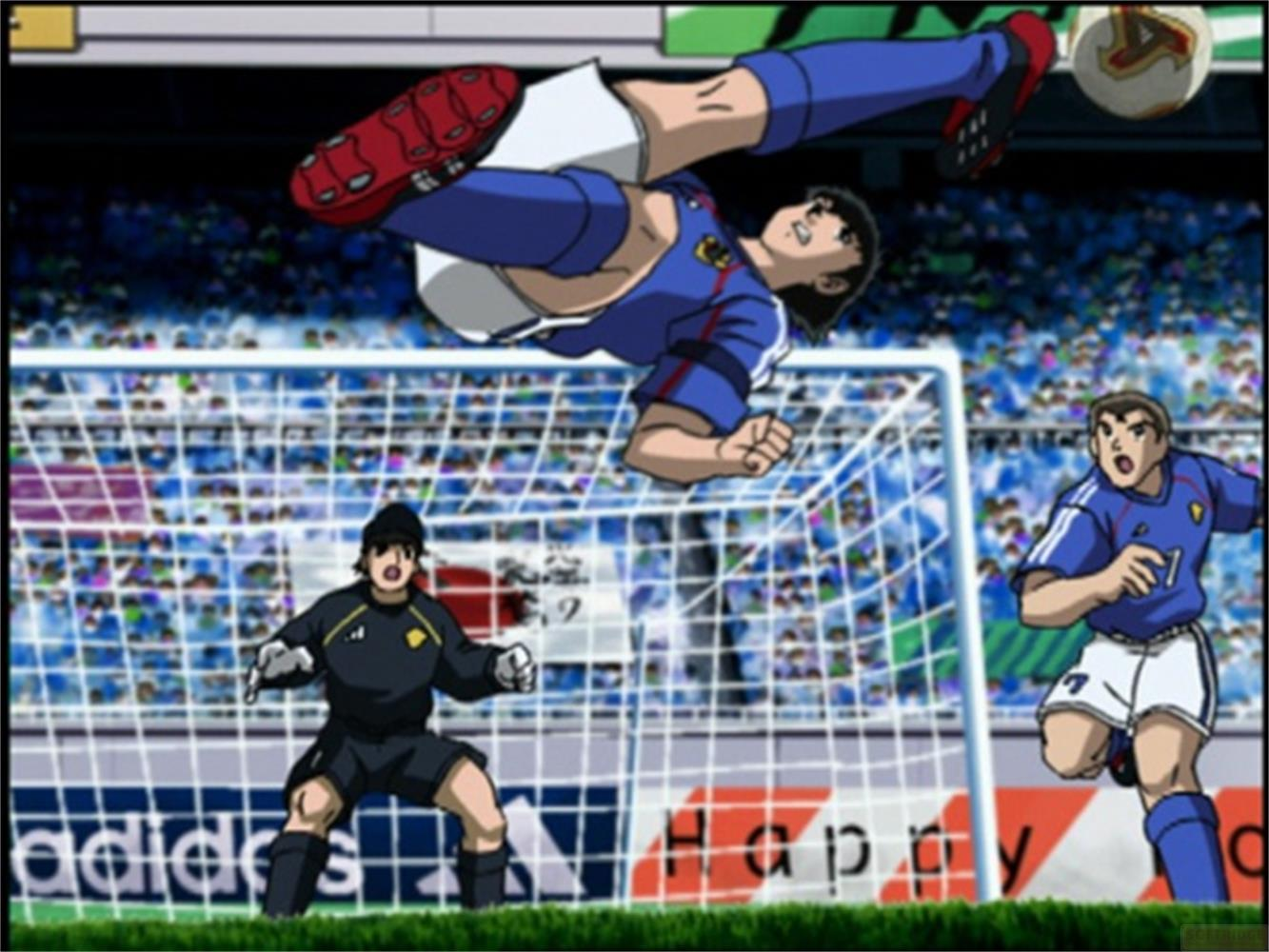 Un calciatore in aria tira, con portiere e giocatore a terra.