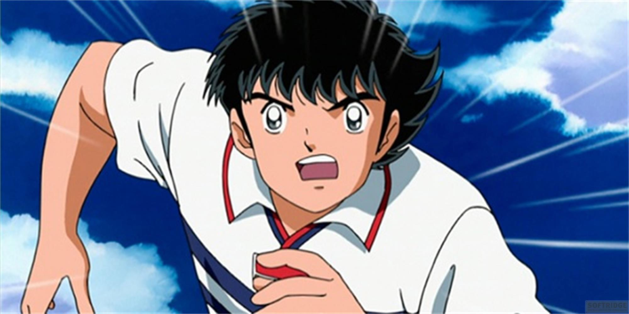 Un ragazzo in stile anime con capelli neri corre contro un cielo blu con nuvole.