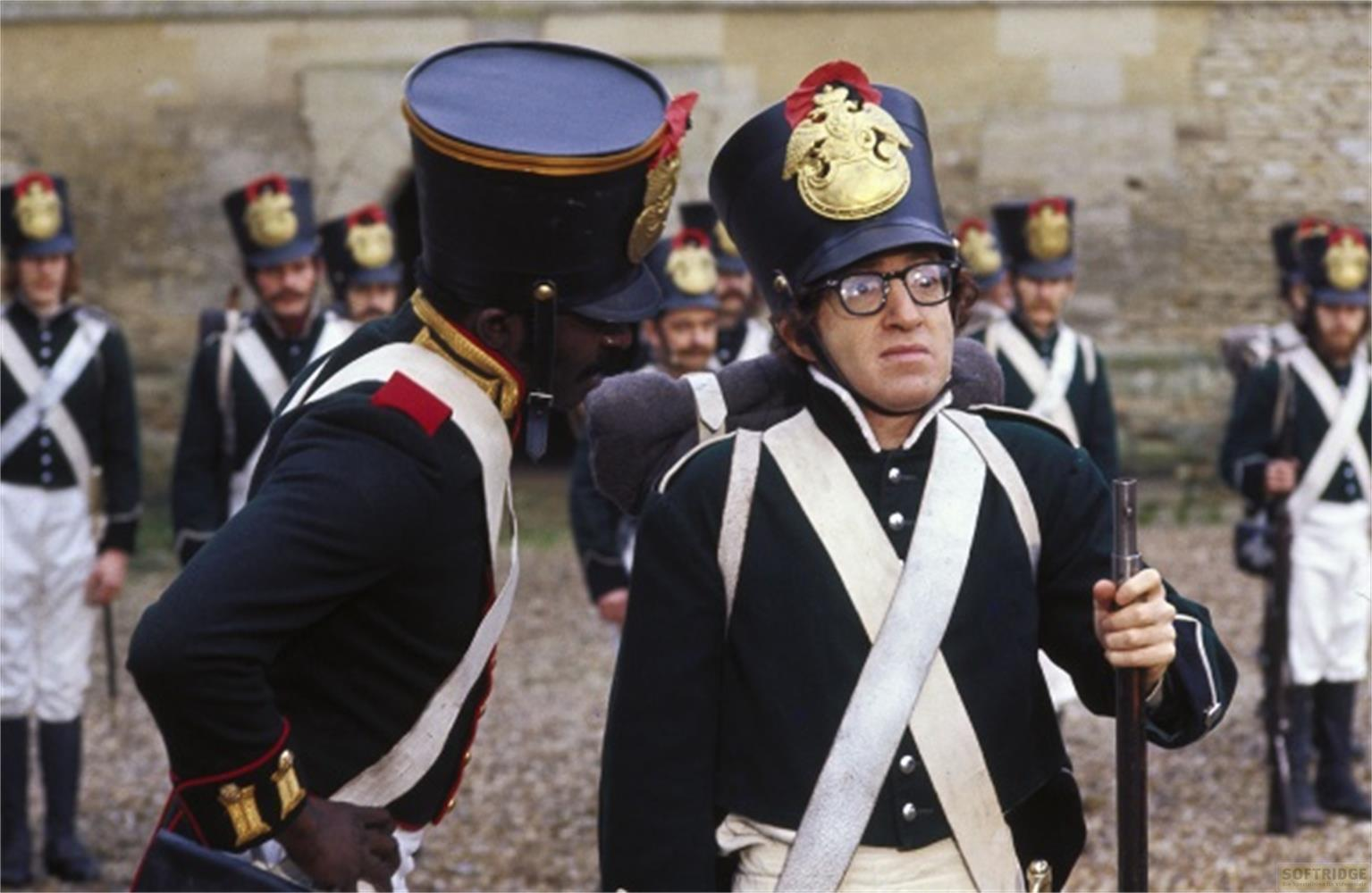 Uomini in uniformi militari storiche all'aperto.