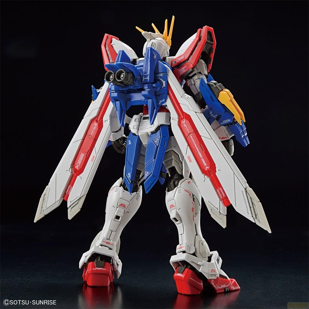 Vista posteriore di un modello robot bianco, blu e rosso con grandi ali.